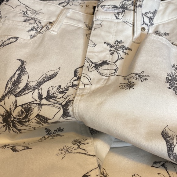 New with tags White House/Black Market
Size 0 High-rise skinny ankle jeans - Picture 8 of 9